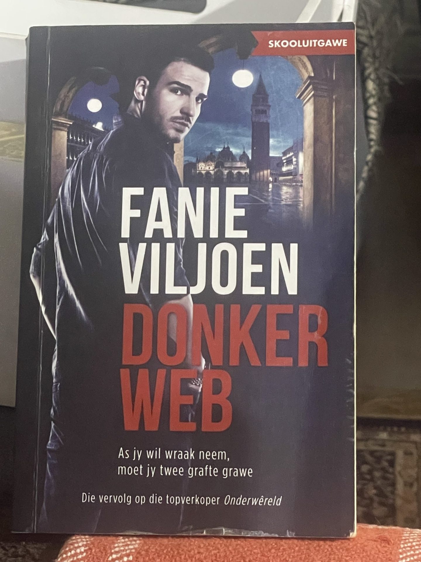 IMG_9293 Skooluitgawe: Donker Web - Image 1